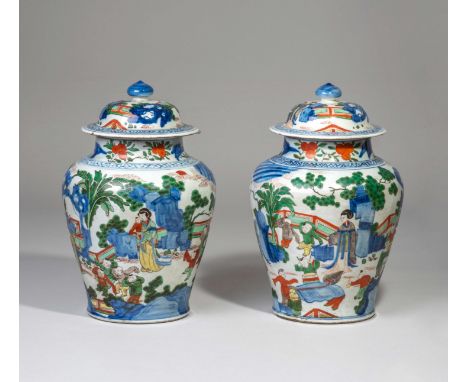 PAIRE DE POTICHES COUVERTES EN PORCELAINE WUCAIÉpoque Transition, XVIIe siècle A PAIR OF WUCAI BALUSTER JARS AND COVERSTransi