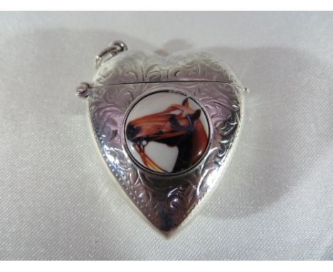 A silver heart shaped vesta case with horse enamel. Gross weight: 19.6g