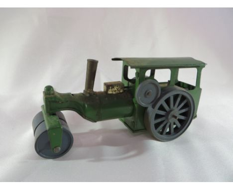 A Triang Minic 33M clockwork model steam roller. With key.