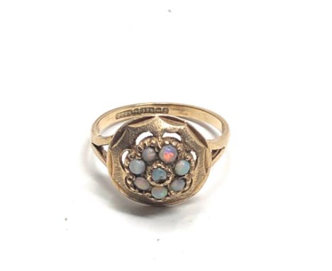 9ct gold vintage opal ring, (2.4g) chipped central opal