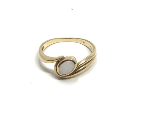 9ct gold vintage opal solitaire ring (2.2g)