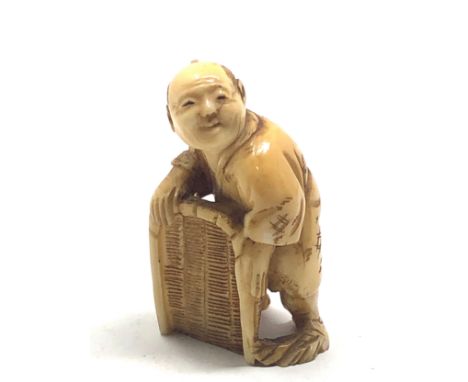 Fine Japanese ivory netsuke signed on base measures approx 5cm tall