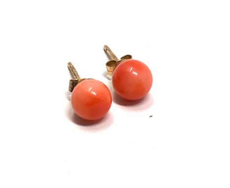 9ct gold vintage coral stud earrings (0.9g)