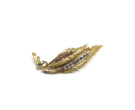 Vintage 18ct gold sapphire &amp; ruby leaf brooch measures approx 6.5cm weight 9g