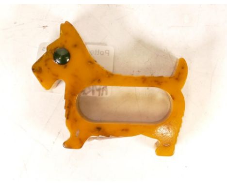 Art Deco Butterscotch Bakelite Napkin Ring in the form of a Scottish Terrier. Length: 7.2cm 
