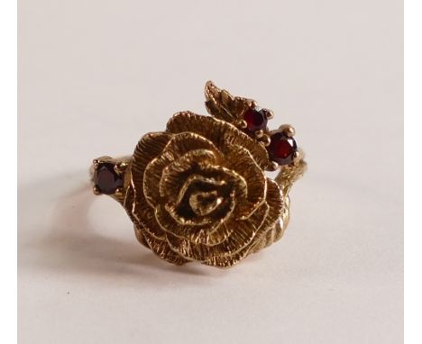 9ct gold ladies Rose ring set with red stones, size M/N, 5.5g. 