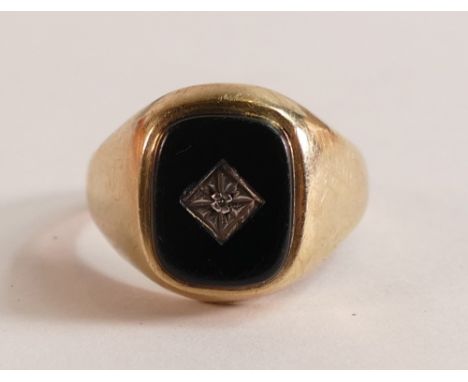 9ct gold gentleman's signet ring set with onyx stone, size Q, 3.5g. 