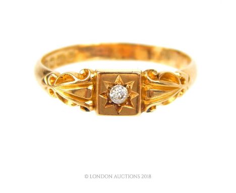 An 18 ct yellow gold, Victorian ring set to the centre with a round, brilliant cut diamond (2 x 2 mm) within a square-shaped 