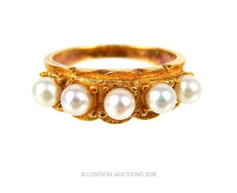 An 18 ct yellow gold and five pearl ring, studded with five, round, white/pink cultured pearls (3 x 3 mm approx each), split 