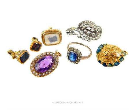 A small assortment of antique, gold and yellow metal jewellery items to include a yellow metal, amethyst and seed pearl penda