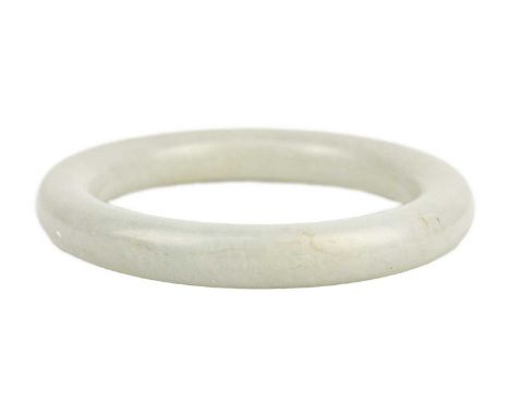 A Chinese jade bangle. Diameter 8cm, inner diameter 5.6cm.