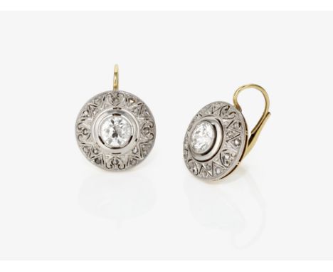 Ein Paar Ohrringe mit AltschliffbrillantenDeutschland, um 1920Gelbgold 585/- und Platin, getestet. Altschliffbrillanten, zus.