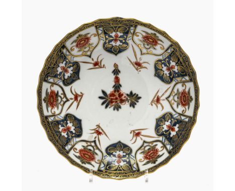 Schale mit "Lambrequin-Dekor"Meissen, Mitte 18. Jh.Porzellan. Blauer Unterglasurdekor, eisenroter, floraler Camaieudekor. Gol