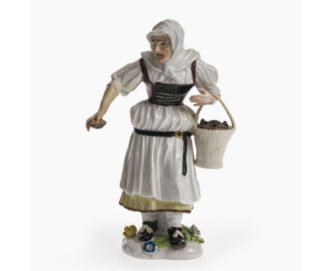 Alte Bäuerin mit Korb aus der Serie "Cris de Paris"Meissen, Mitte 18. Jh., Modell von J. J. Kändler und Peter ReinickePorzell