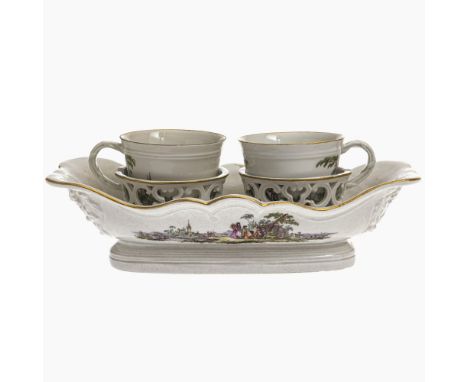 DoppeltrembleuseMeissen, um 1760Porzellan. Goldstaffage. Rechteckige Unterschale mit passigem Rand und seitlichem Traubenreli