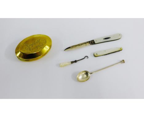 Mixed lot to include a 19th century brass snuff box, two mother of pearl handled fruit knives and Birmingham silver teaspoon,