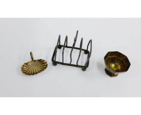 Sheffield silver octagonal salt together with a Birmingham silver caddy spoon and Birmingham silver toast rack (3) 