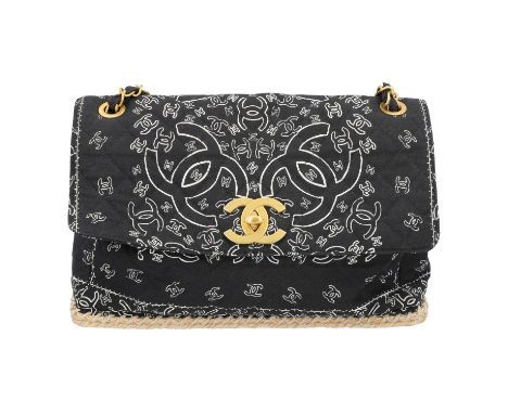 CHANEL VINTAGE Umhängetasche, Koll.: 1991-1994. Schwarzes Modell aus Textil mit Rautensteppung, Bandana-Design aus CC-Logos. 