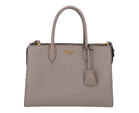 PRADA Tasche. Saffiano leder in Grau mit goldfarbener Hardware, Details aus Glattleder, Doppelhenkeln, Logo-Dekor und abnehmb