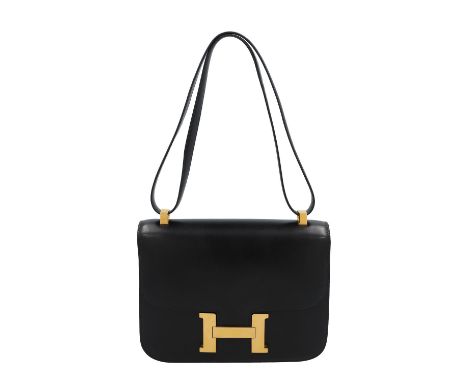 HERMÈS VINTAGE Umhängetasche "CONSTANCE 22". Koll. 1972. Klassisches Modell aus Glattleder in Schwarz mit goldfarbener Hardwa