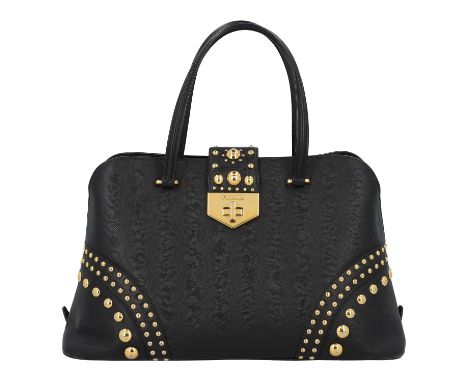PRADA Schultertasche. Saffianoleder in Schwarz mit goldfarbener Hardware, Nietenbesatz, Doppelhenkeln, Riemen mit Schließe. I