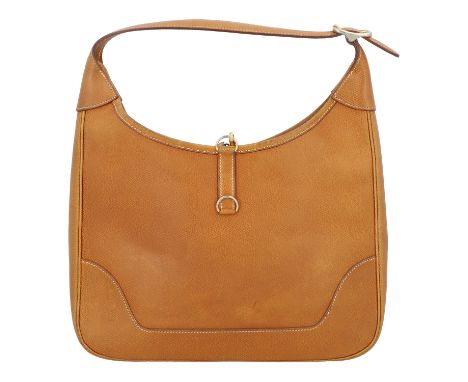 HERMÈS VINTAGE Schultertasche "TRIM" Koll. 1977. Klassisches Modell aus fein genarbtem Leder in Hellbraun mit vergoldeter Har