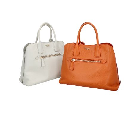 PRADA Taschen-Konvolut. Zwei Modelle aus Saffianoleder in Cremefarben und Orange mit goldfarbener Hardware, Doppelhenkeln, Au