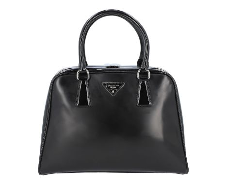 PRADA Henkeltasche "PYRAMID VERNICE". Schwarzes Glattleder mit silberfarbener Hardware, Doppelhenkel, Klappverschluss und Log