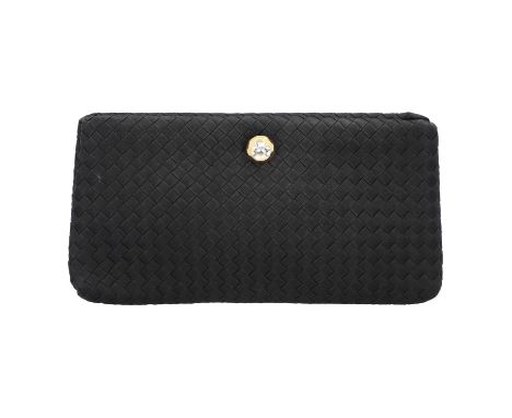 BOTTEGA VENETA VINTAGE Clutch. Schwarzes Modell aus gewebtem Satin mit goldfarbener Hardware und dekorativem Steinbesatz am K