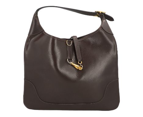 HERMÈS VINTAGE Schultertasche "TRIM". Glattleder in Dunkelbraun mit goldfarbener Hardware. Klassisches Modell mit dekorativem