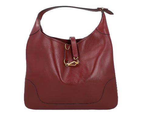 HERMÈS VINTAGE Schultertasche "TRIM". Glattleder in Bordeaux mit goldfarbener Hardware. Klassisches Modell mit dekorativem Ve