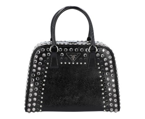 PRADA Henkeltasche "PYRAMID VERNICE CRYSTAL". Saffiano-Lack-Leder in Schwarz mit silberfarbener Hardare, Strassstein- und Nie