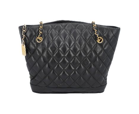 CHANEL VINTAGE Shopper, Koll.: 1989 - 1991. Schwarzes Lammleder mit Rautensteppung, vergoldeter Hardware, Doppelhenkeln aus K