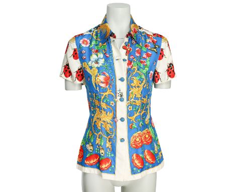 GIANNI VERSACE VINTAGE Bluse, Gr. 34. 100% Seide. Cremefarbene Grund mit floralem Motiv und Marienkäfer, Knopfverschluss und 
