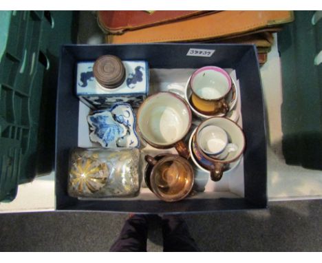 A mixed lot to include; a Chinese blue and white tea caddy, two Chinese blue and white hand painted pickle dishes in leaf for