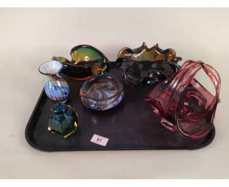 Six pieces of assorted Art Glass dishes and bowls including Wedgwood, Phoenicia and Malta examples