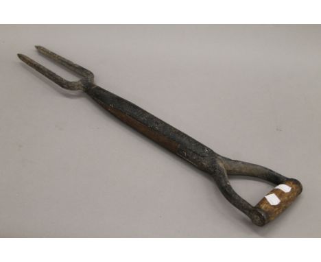 A vintage horseradish fork. 64.5 cm long.
