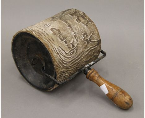 A Victorian scumble roller. 15 cm wide.