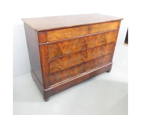 A French mahogany commode chest of four drawers. 124x90x54cm.