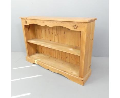 A pine open bookcase, with one fixed shelf. 122x82x28cm.