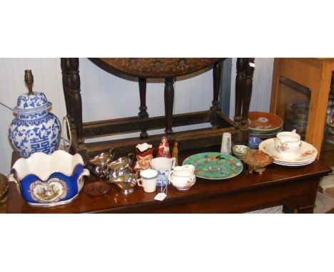 Ceramic and glassware, including table lamp 