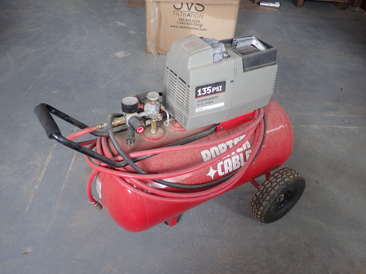 PORTER CABLE 2 HP AIR COMPRESSOR, 20 GAL. TANK, 115 VOLTS / COMPRESSEUR