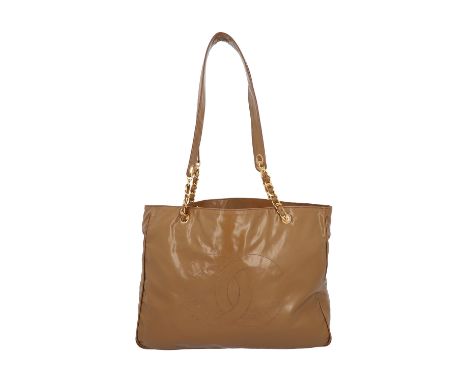   CHANEL VINTAGE Shopper, Koll. 1994/1996.  Beschichtetes Textil in Bronzefarben mit goldfarbener Hardware, Gliederkettenriem