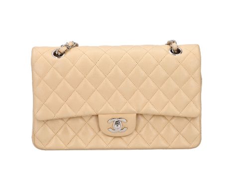   CHANEL Umhängetasche "DOUBLE FLAP BAG MEDIUM", Koll. 2010/2011.  Akt. NP.: 6.050,-€. Feines Leder in Hellbeige mit silberfa