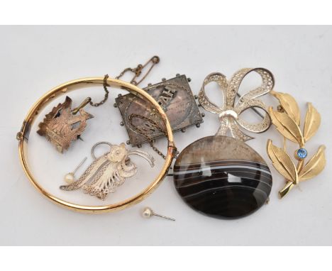 A SMALL BAG OF JEWELLERY, to include a 9ct rolled gold hinged bangle, floral pattern, push button clasp, with additional safe