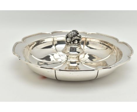 AN ELIZABETH II SILVER FRUIT BOWL, lobed rim with ribbed petal design to bowl and central cast fruit finial, maker Albert Edw