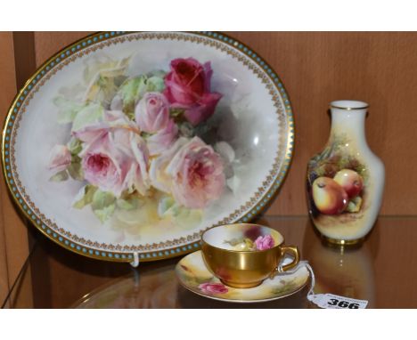 A ROYAL DOULTON CABINET DISH WITH  A ROYAL WORCESTER CUP AND SAUCER, comprising an oval dish with roses decoration and gold h