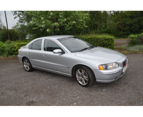 A 2004 VOLVO S60 D5 SE FOUR DOOR SALOON CAR IN SILVER, with a 2401cc diesel engine, 5 speed manual gearbox, V5C present, 2 fo