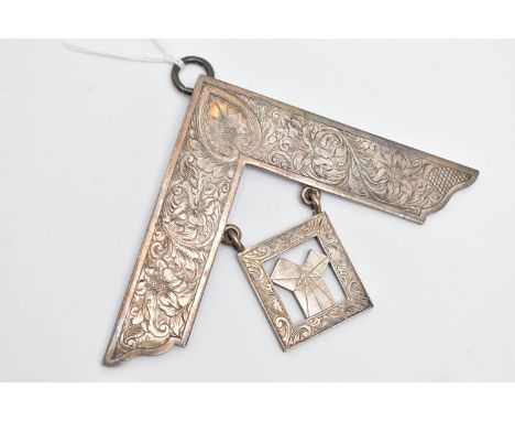 A SILVER MASONIC PAST MASTER COLLAR JEWEL, engraved to the reverse 'W.Bro A.A.Wiggall, Ware Lodge No.3002 1947', hallmarked '