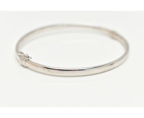A WHITE METAL HINGED BANGLE, polished bangle, fitted with a figure of eight safety clasp, stamped 375, approximate internal d